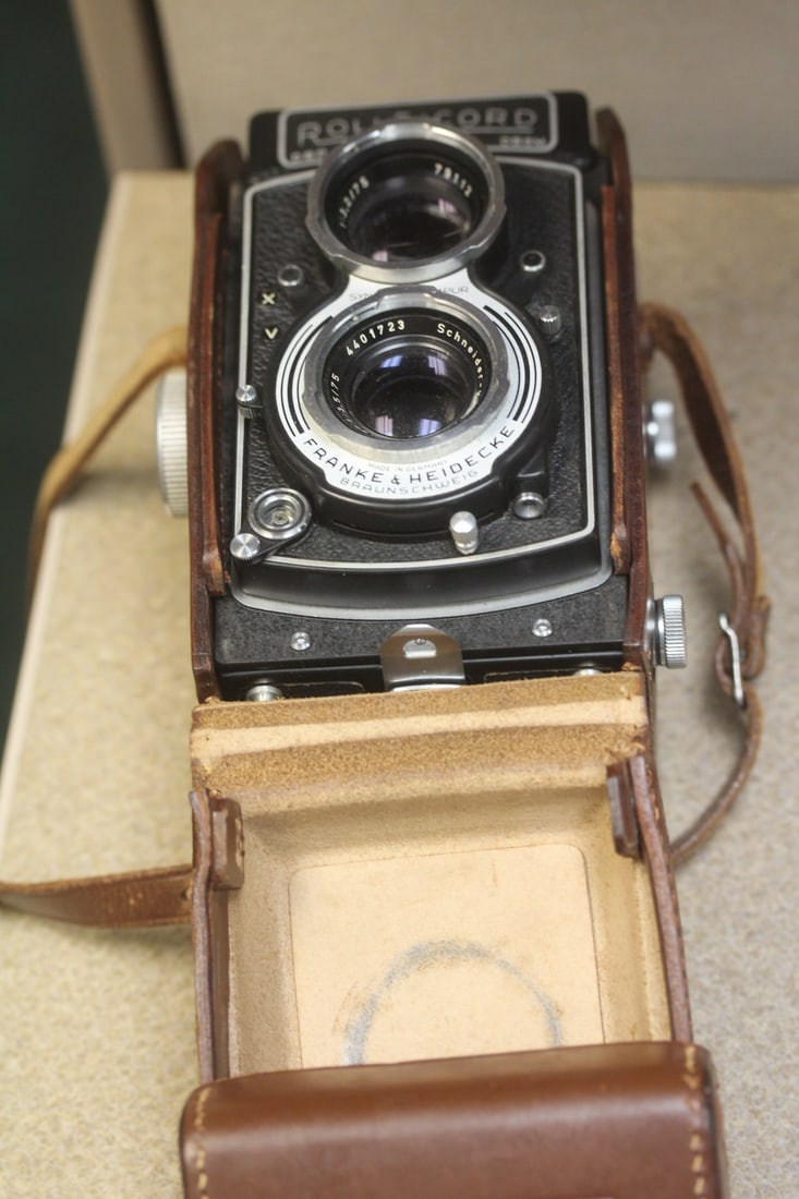 Rolleicord Twin Lens Camera: with filter? And a metal shade - not tested to see if it works or not - leather case