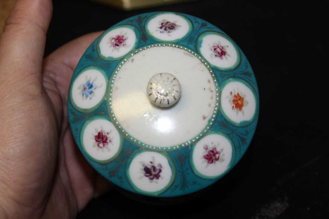 A Porcelain Trinket Box with Lid: 4" tall