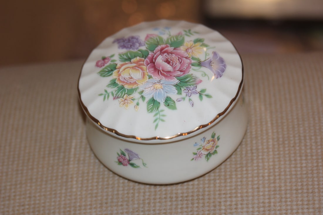 Floral Ceramic Music Box: 4" in diameter