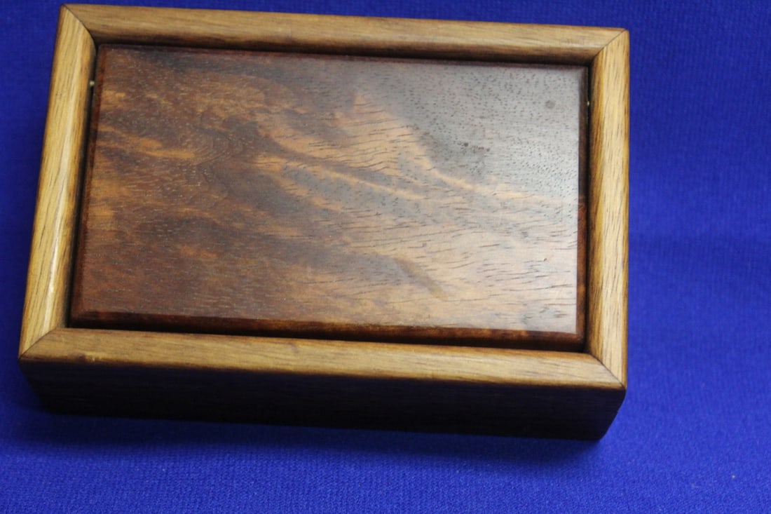 A Wooden Advertising Box: Rosewood /fruit / pear wood - 5 inches across