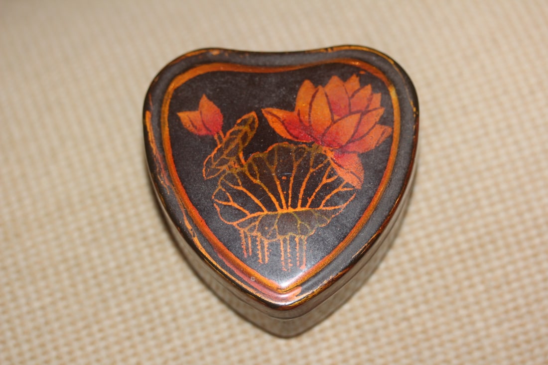 Lacquer Floral Heart Shape Trinket Box: 2 3/4" across