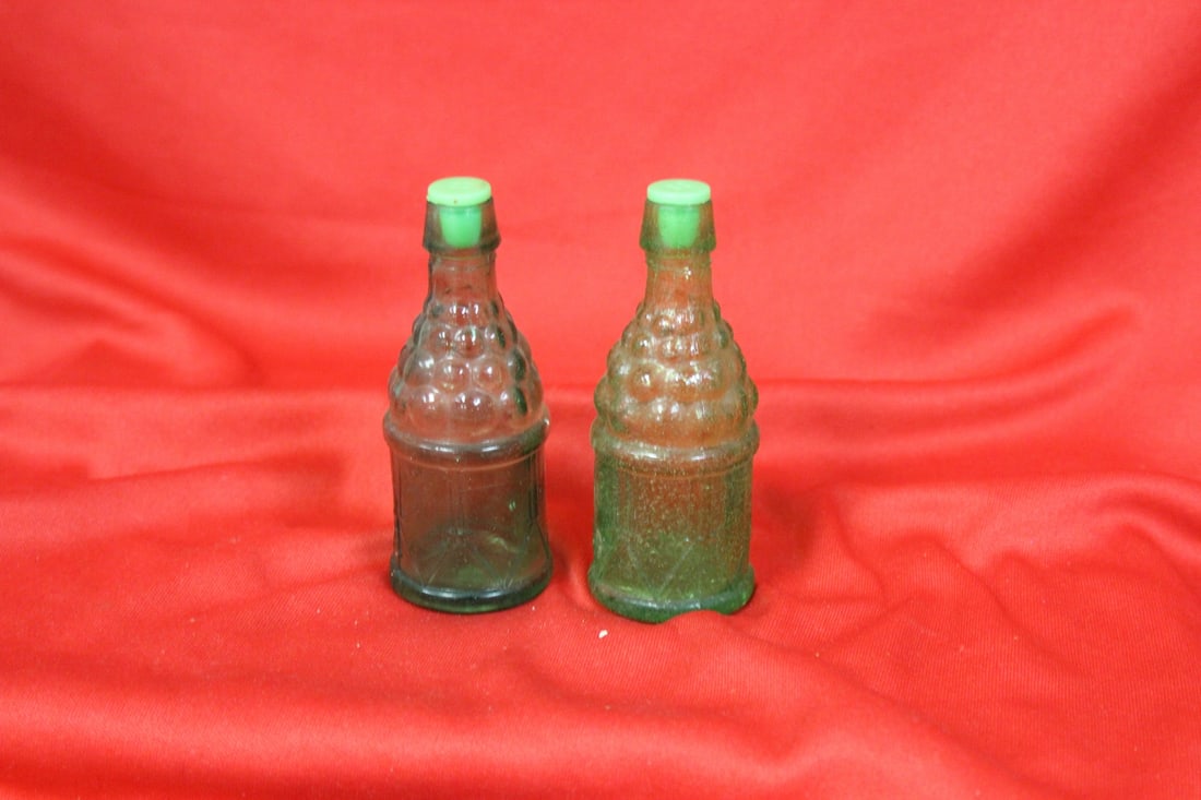 A Pair Of Glass Salt And Pepper Shaker: 3 5/8" tall
