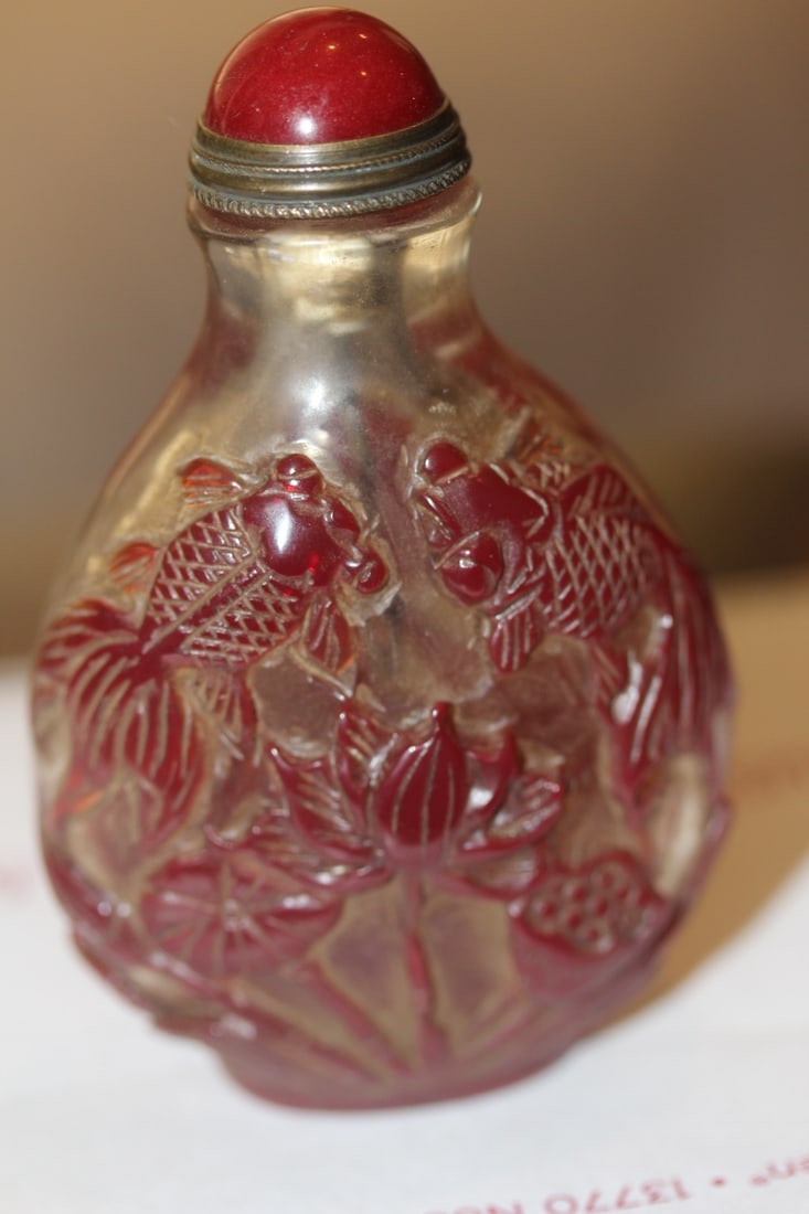 Chinese Peking Glass Snuff Bottle: 3" tall