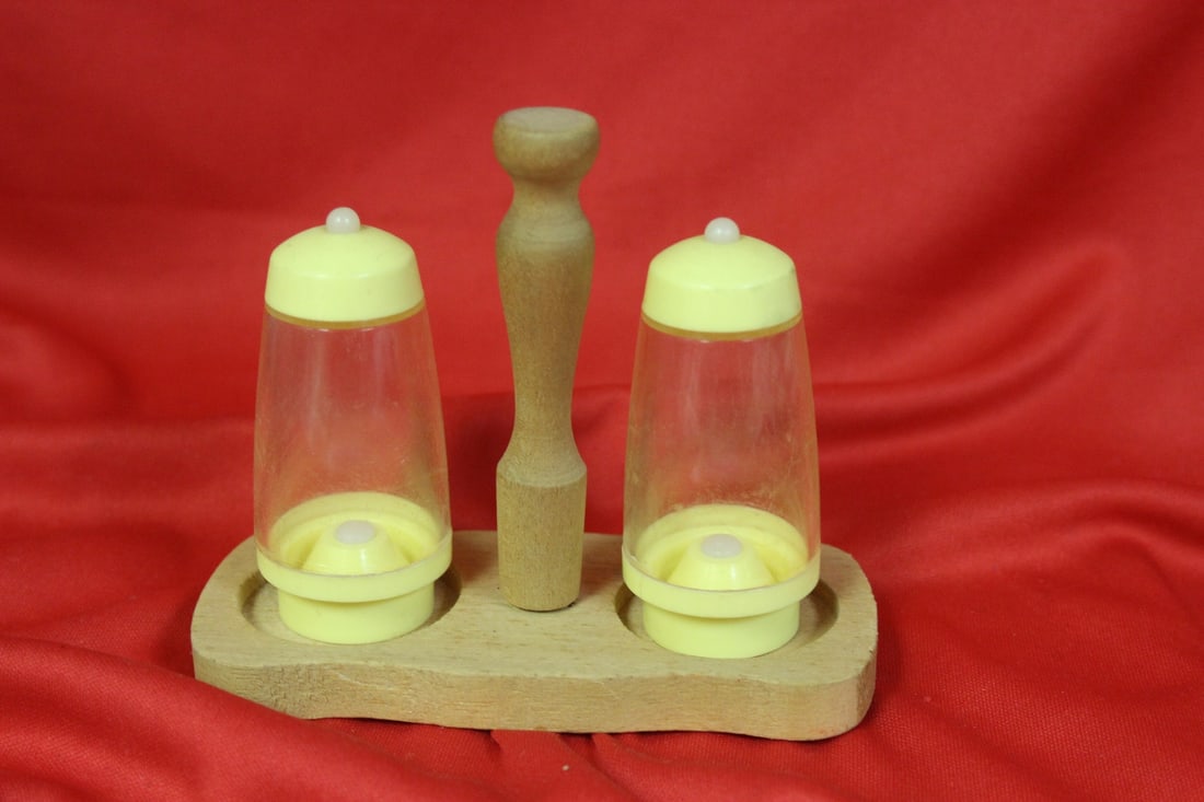 A Pair of Salt and Pepper Shaker: lLucite or plastic - 2 7/8" tall each