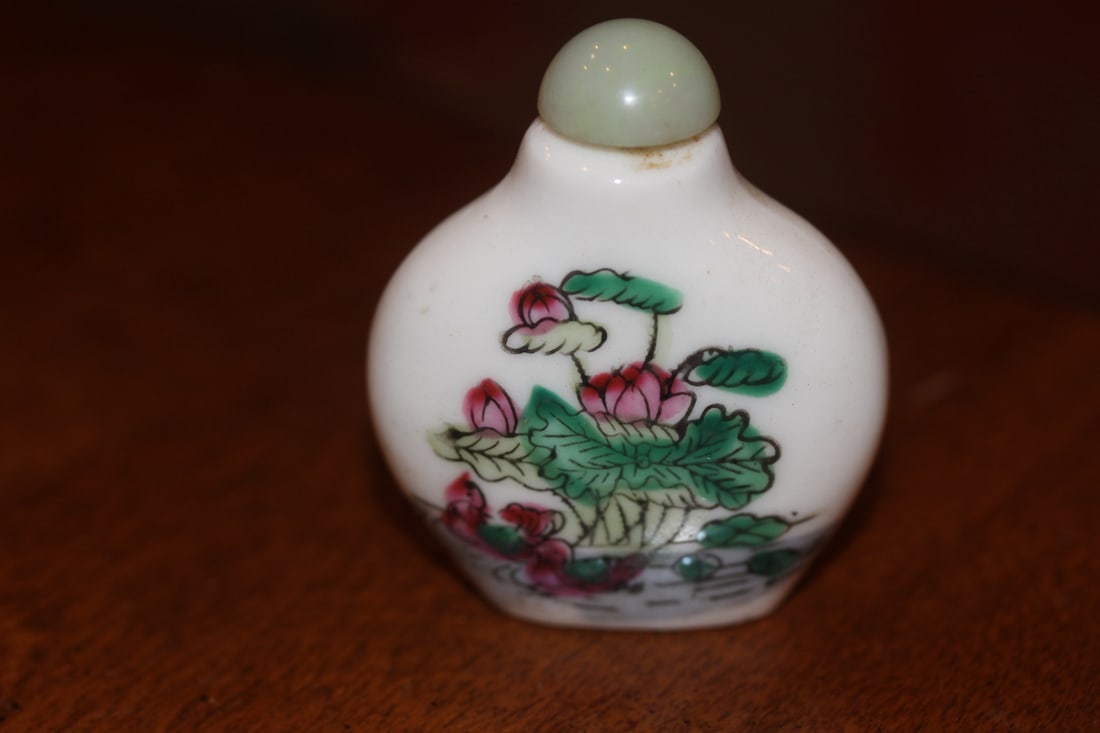Chinese Porcelain Snuff Bottle: 2 1/4" tall