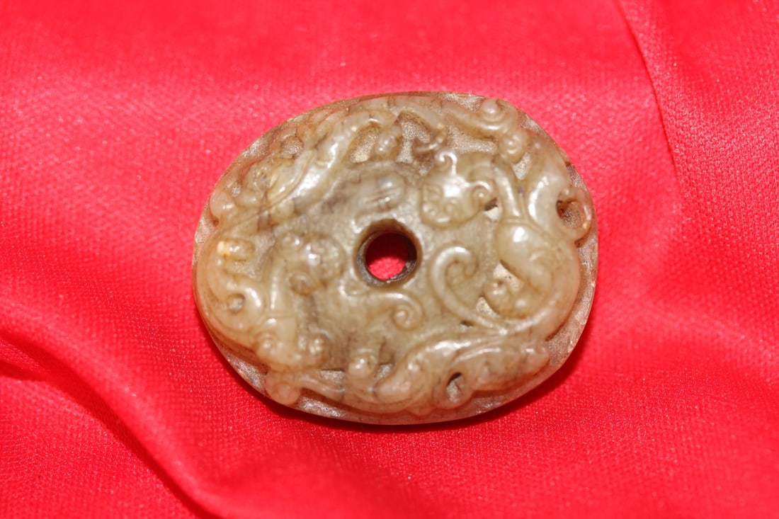 A Chinese Chilung Jade Pendant: 1 1/2" in diameter