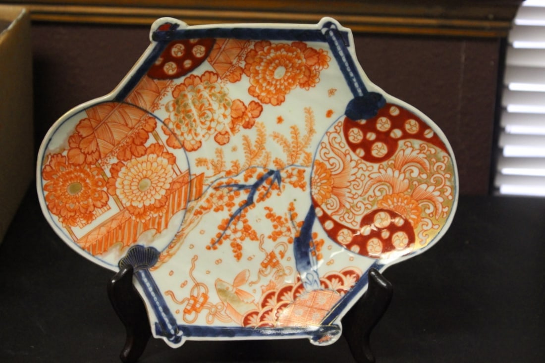 An Imari Plate: 11" in diameter - 19th century - a very impressive plate