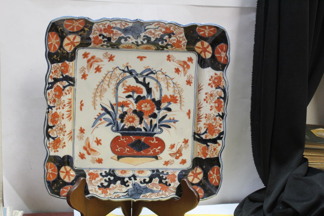 An Antique Japanese Square Tray: 19TH CENTURY - Imari - 11 1/2" square