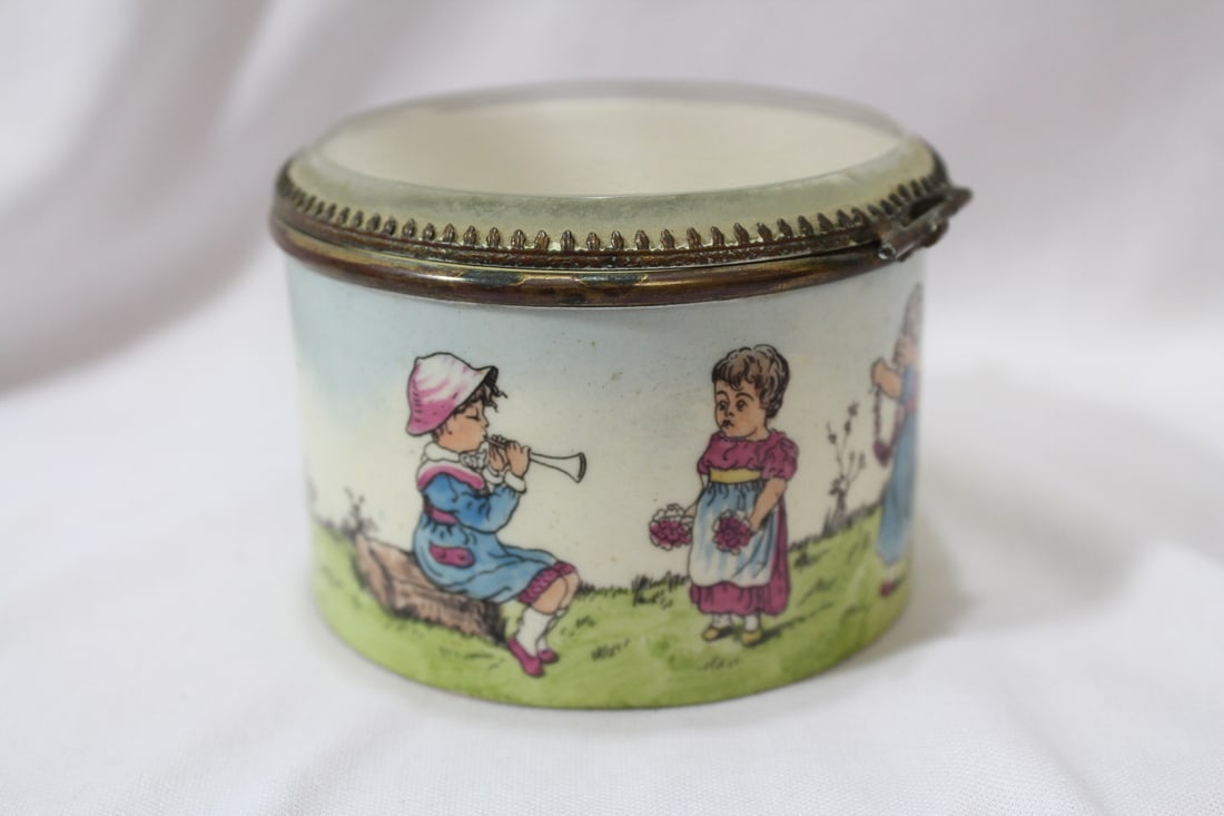 A Nicely Done Porcelain Box: please note: chip - 3 5/8" in idameter