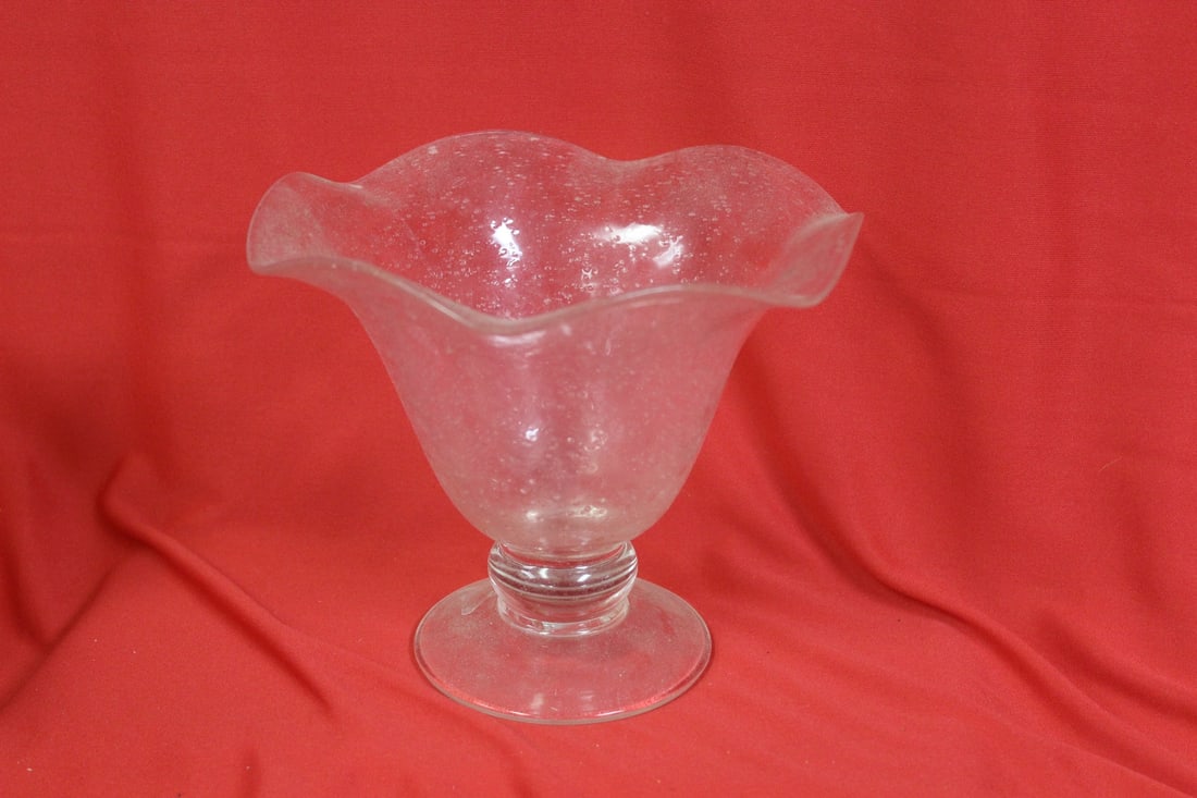 A Pink Art Glass Vase/Bowl: 6 5/8" in diameter