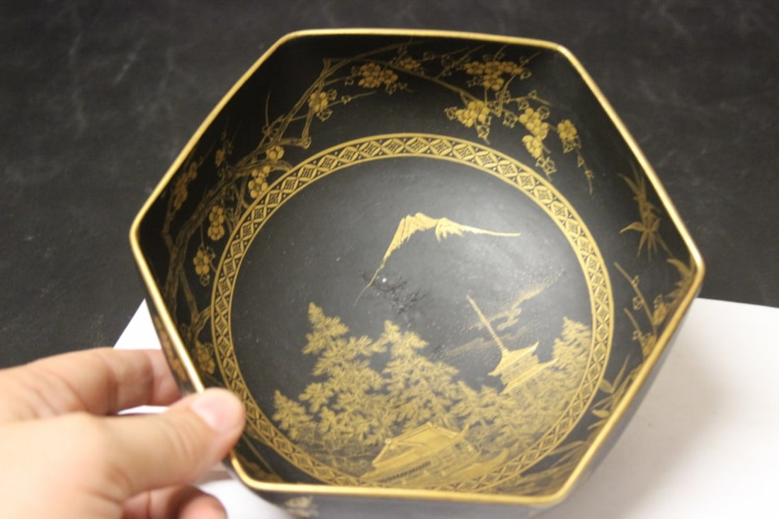 An Artist Signed Satsuma Septagon Bowl: Hand painted - old, probably 1920's or 1930's - 7 1/2" in diameter