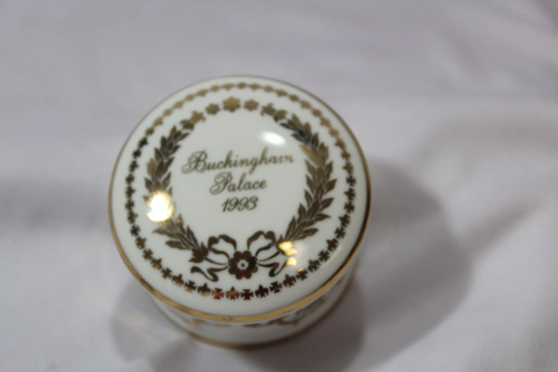 A Buckingham Palace Souvenir Ceramic Trinket Box: 2 1/4"
