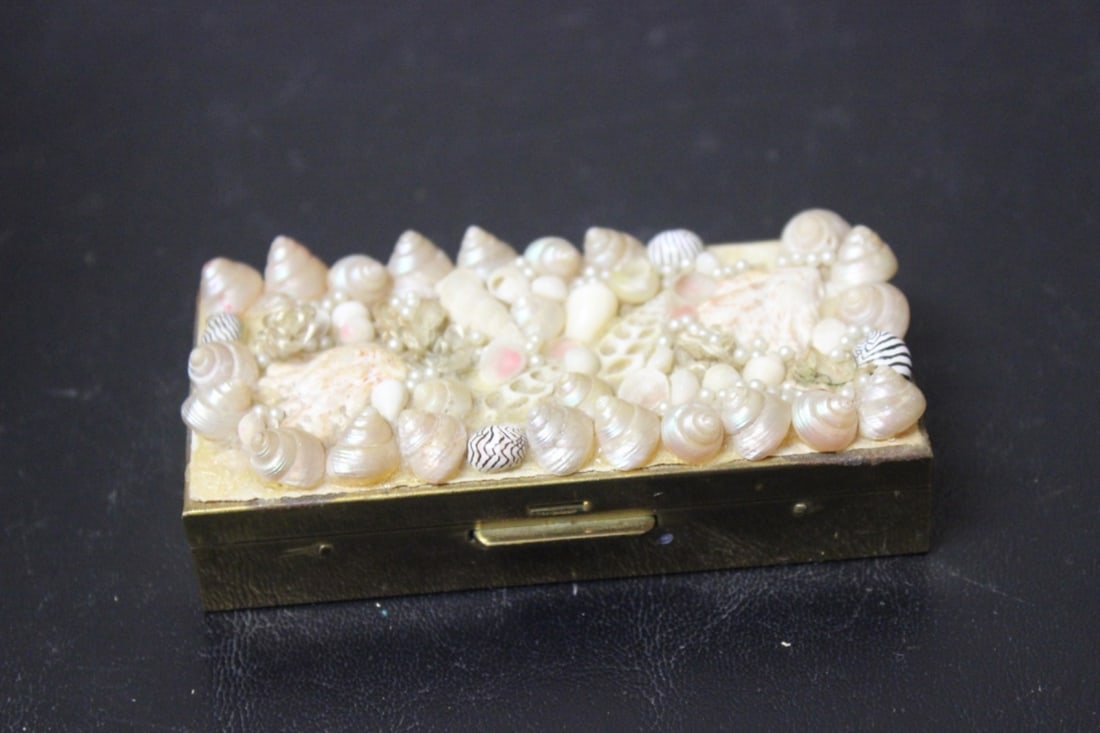 A Shell Metal Trinket Box: 3 5/8" x 1 3/4" x 1"