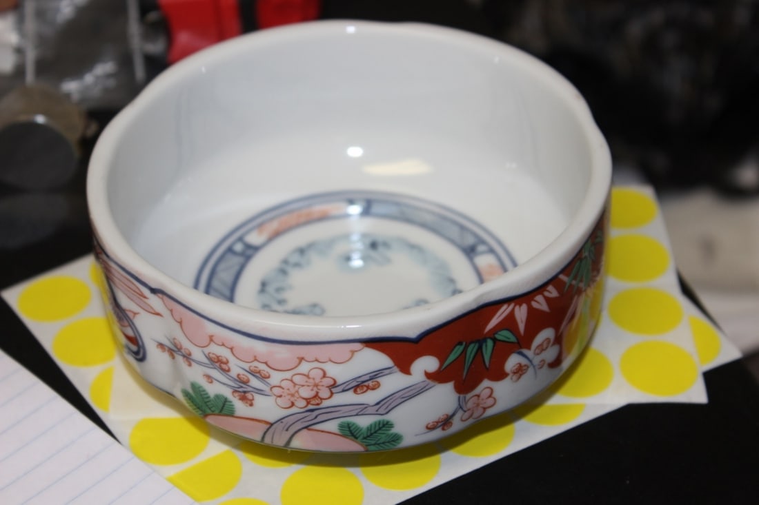An Oriental Style Bowl: 4 3/4" in diameter