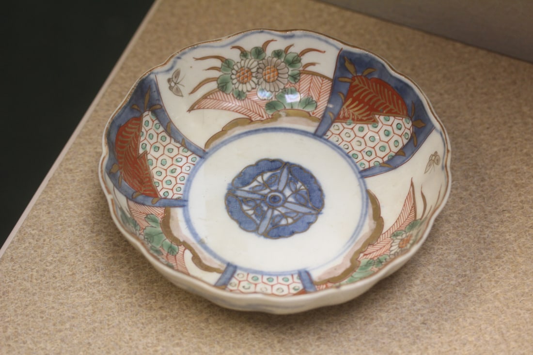 Antique Japanese Imari Bowl: 19th century - 6 inches in diameter