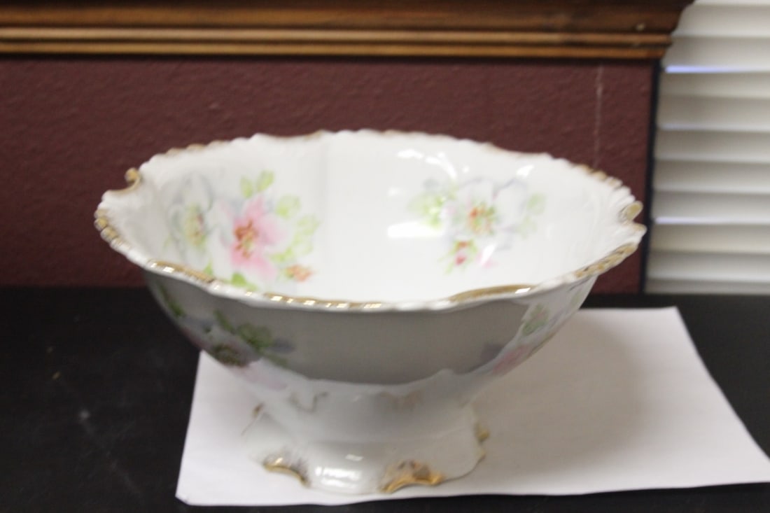 A Silesia Large Center Bowl: 10" in diameter
