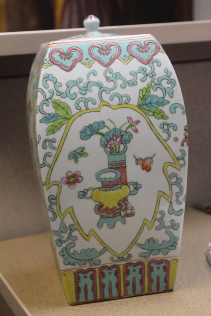 Vintage Chinese Famille Verte Jar with Lid: 13 1/4" tall