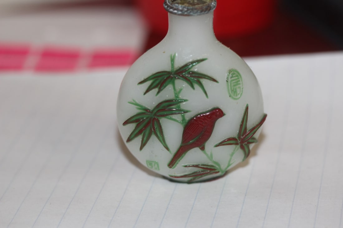 Chinese Peking Glass Snuff Bottle: 2 1/4" tall