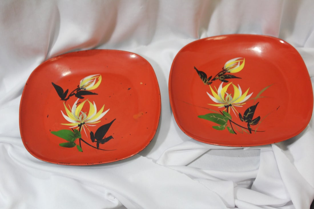 Set of 2 Lacquer Tray/Plates: vintage - 7 inches square