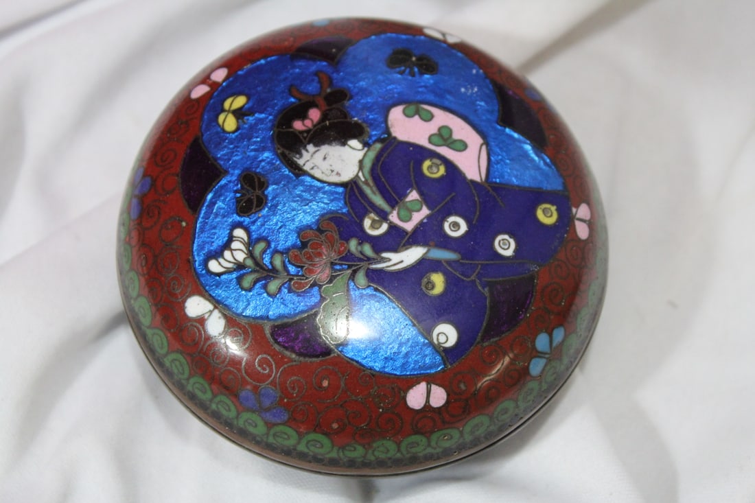 An Antique Japanese Cloisonne Box: 3 1/2" in diameter