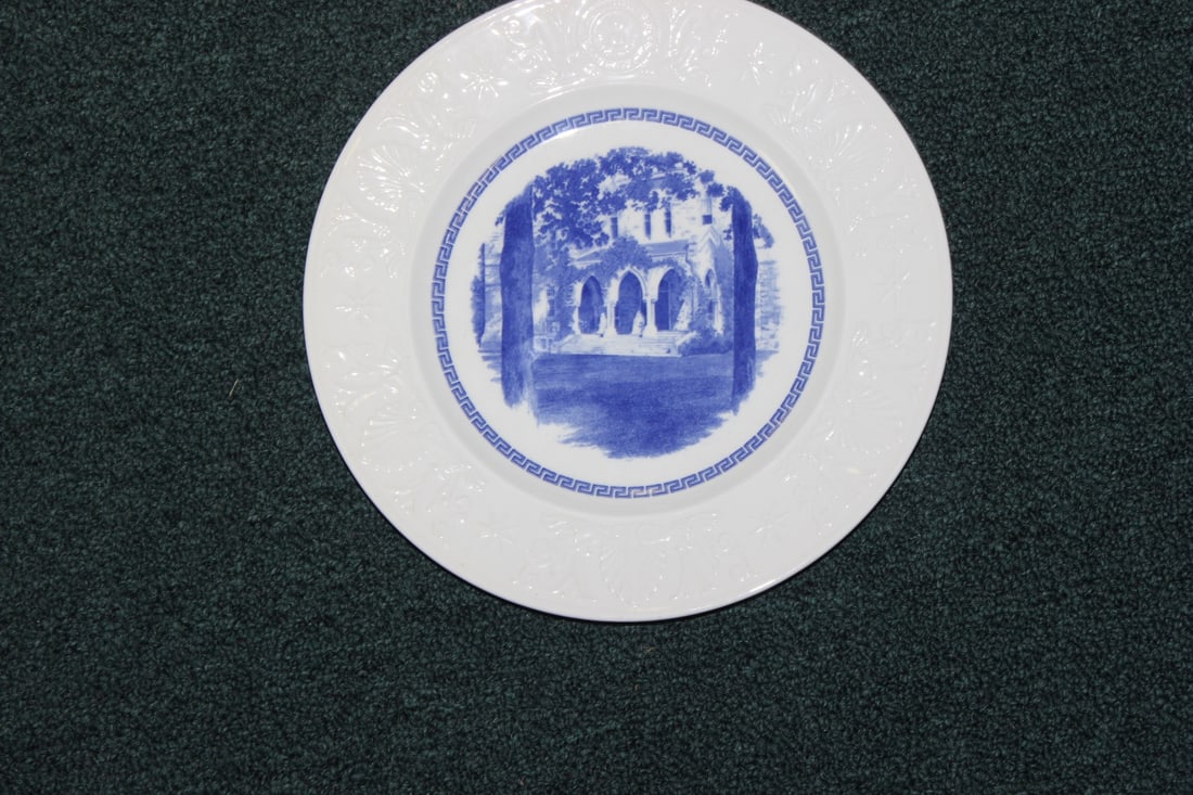 A Wedgwood College Plate: Amherst college, college hall - 10 1/2" in diameter