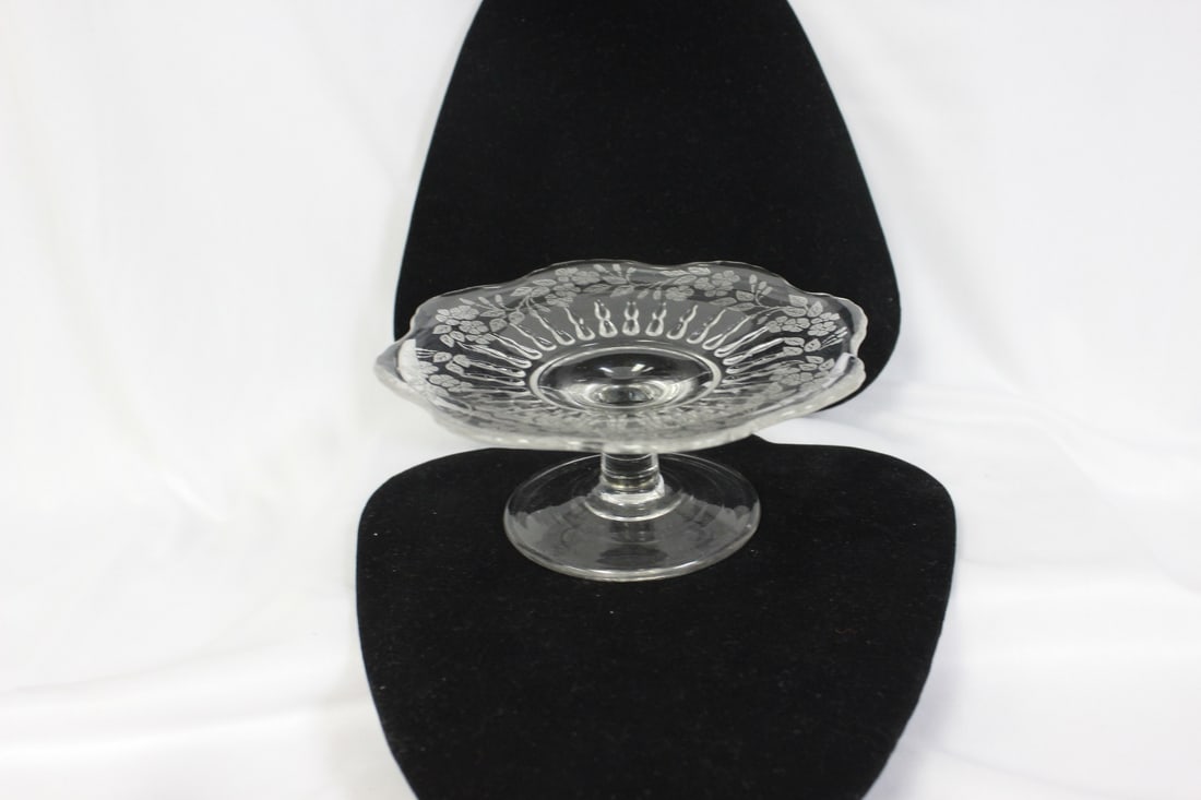 A Child's Cake Plate: 6" in diameter