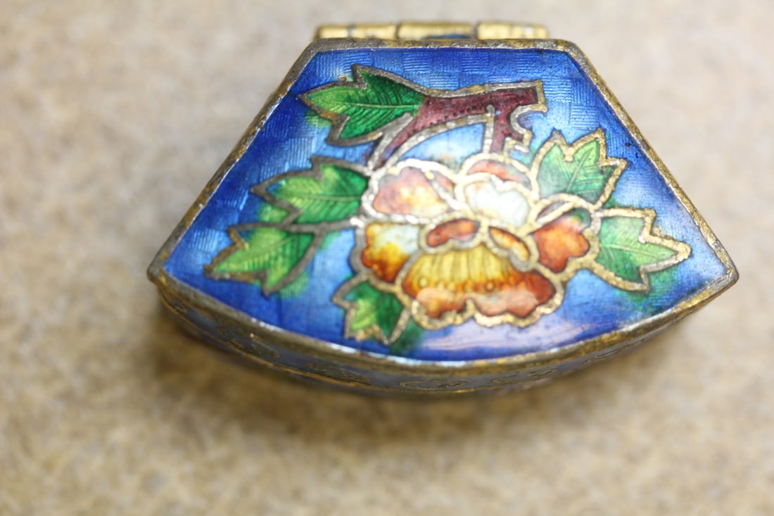 Enamel Chinese Trinket Box: 1 5/8" across