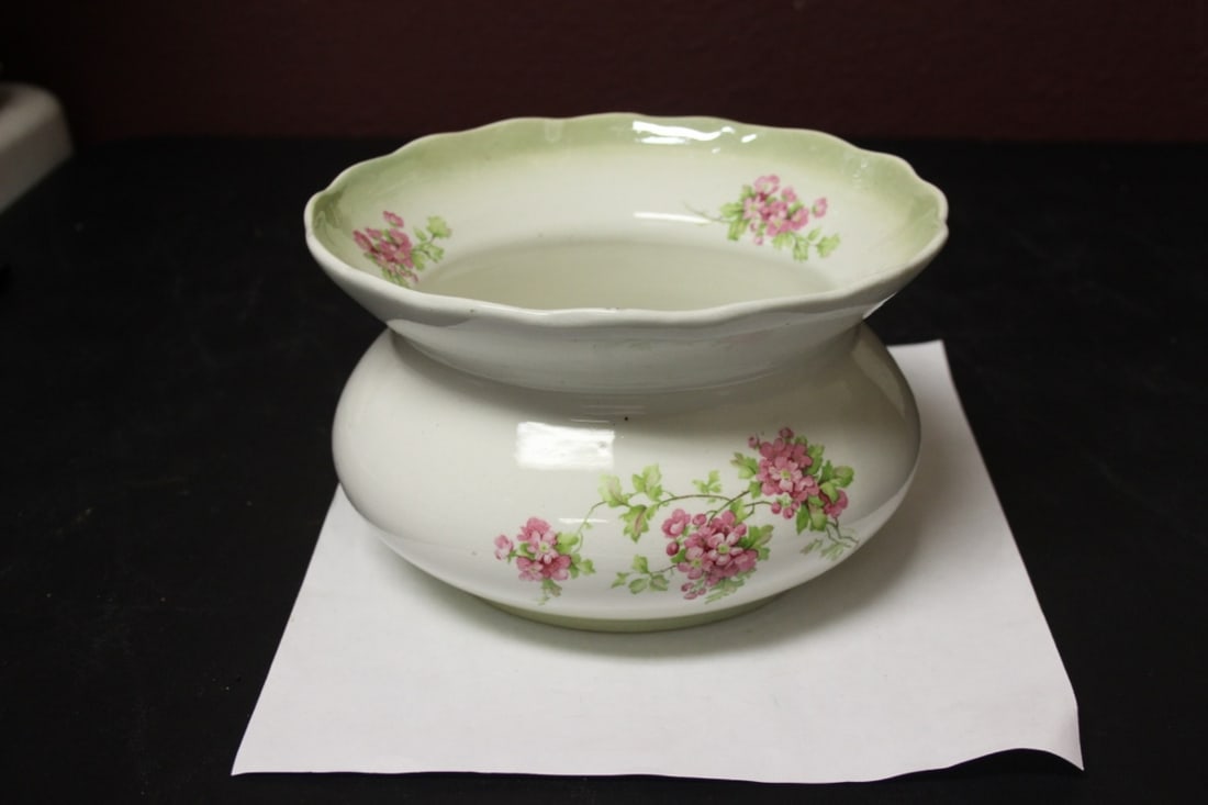 An Antique/vintage Spitton: Most likely Victorian - 4 1/2" tall