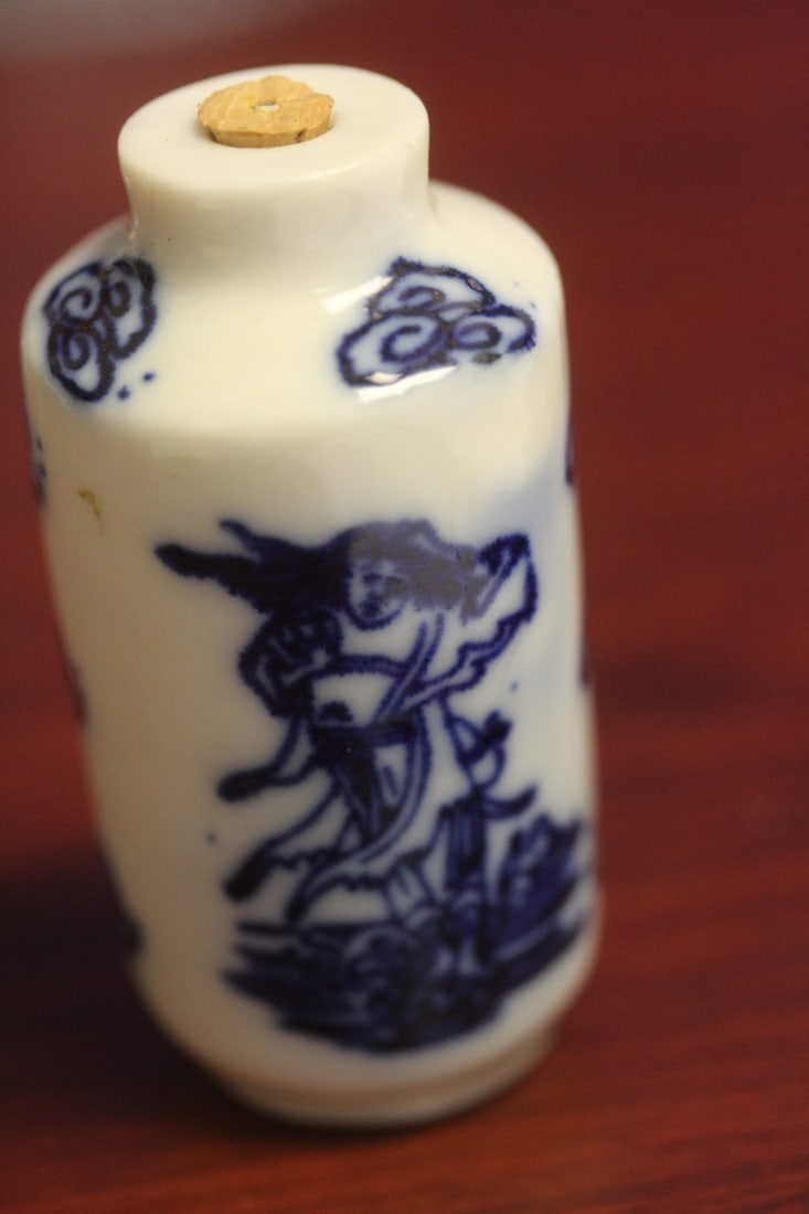 A Vintage Chinese Blue And White Snuff Bottle (1 of 8)