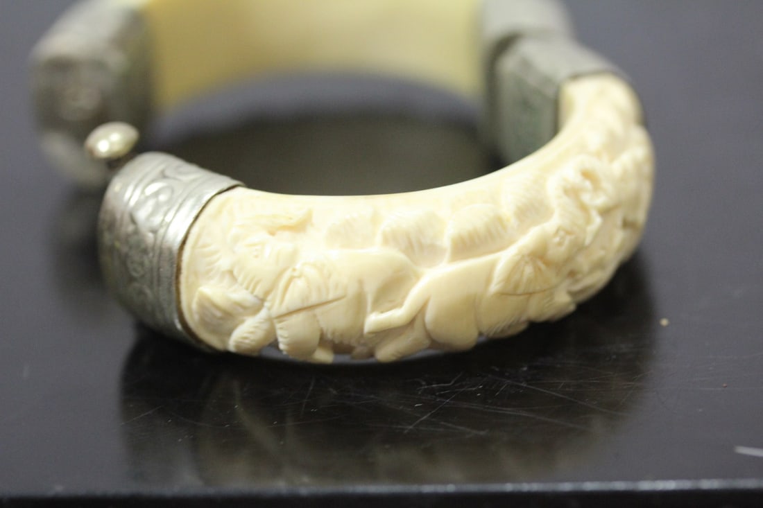 A Carved Bone Bracelet - 3