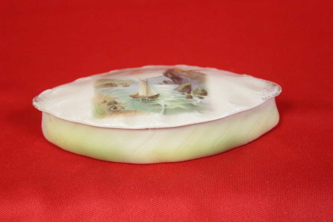 A Vintage Porcelain Trinket Box: 4" across