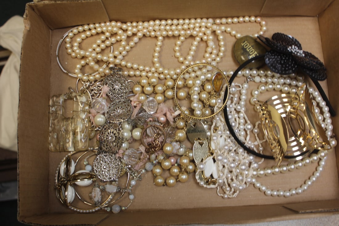 Lot of Custome Jewelry (1 of 9)