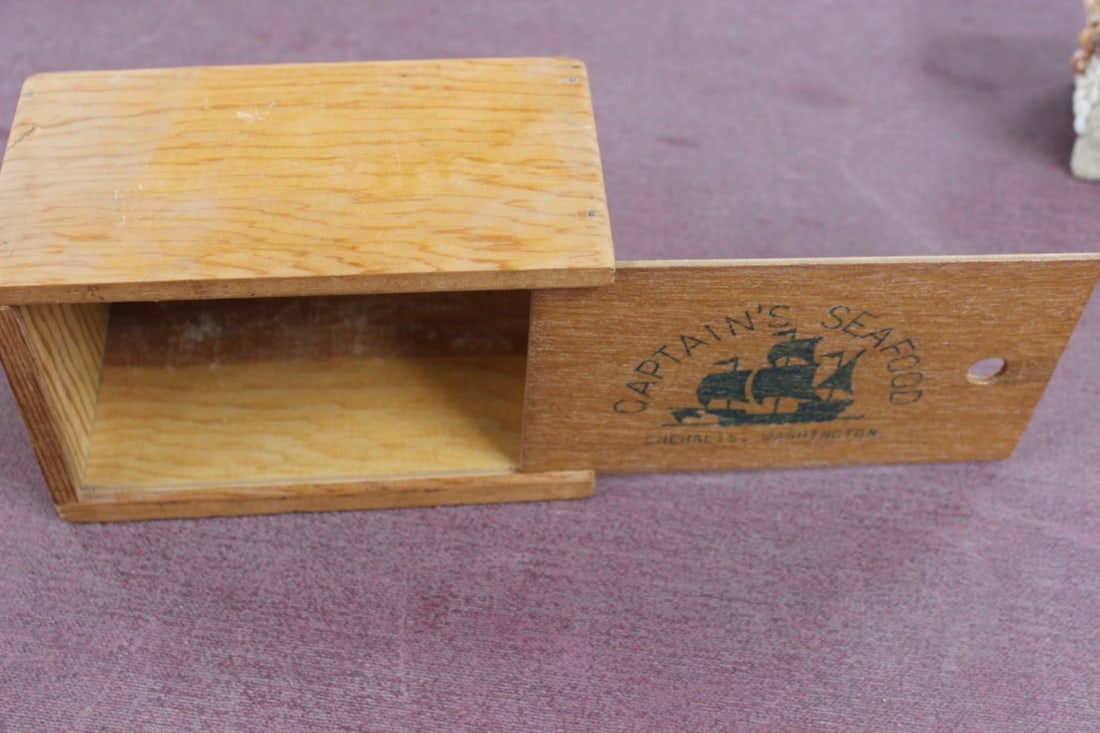 Captain's Seafood Box: measures 7 1/8" x 4 1/2"