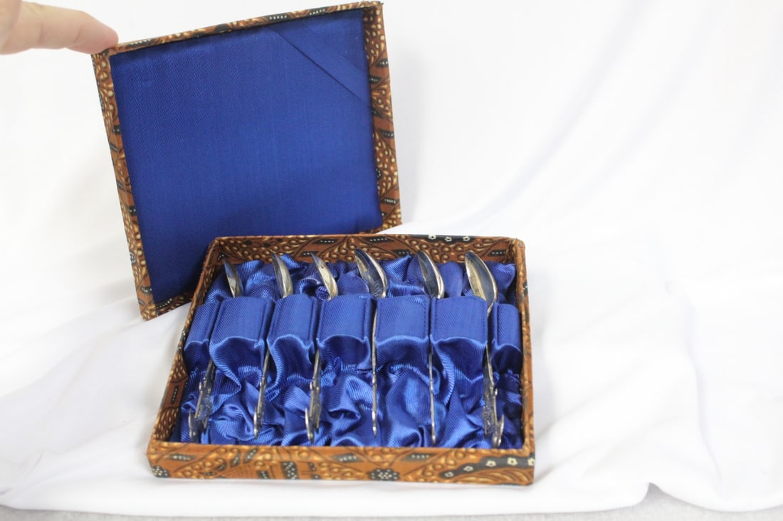 Set of 6 Silverplated Spoons: 4 3/4" in length each