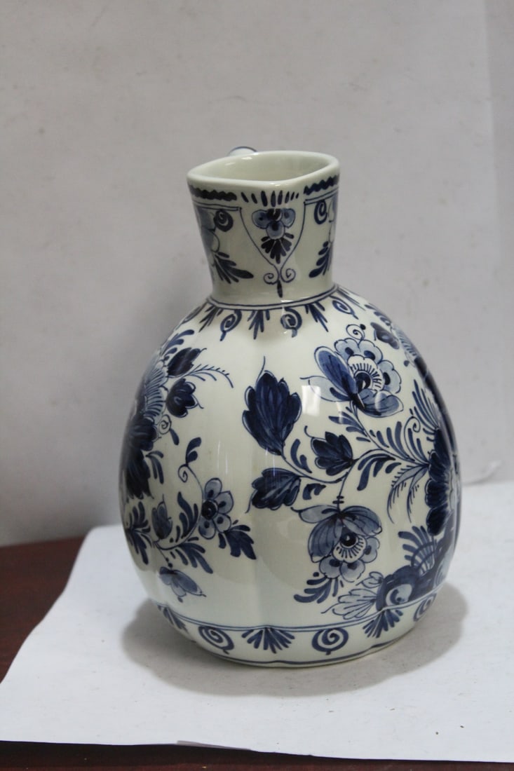 A Delft Ewer: blaun - 6 3/4" tall