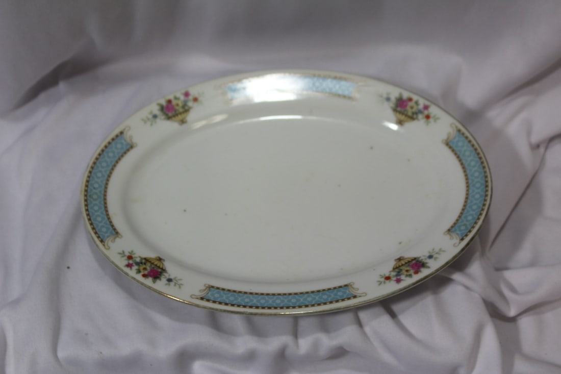 A Vintage Chinese Oval Plate: 10" across