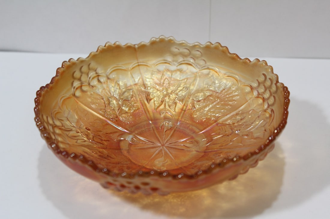 A Carnival Glass Bowl: 6 5/8" in diameter