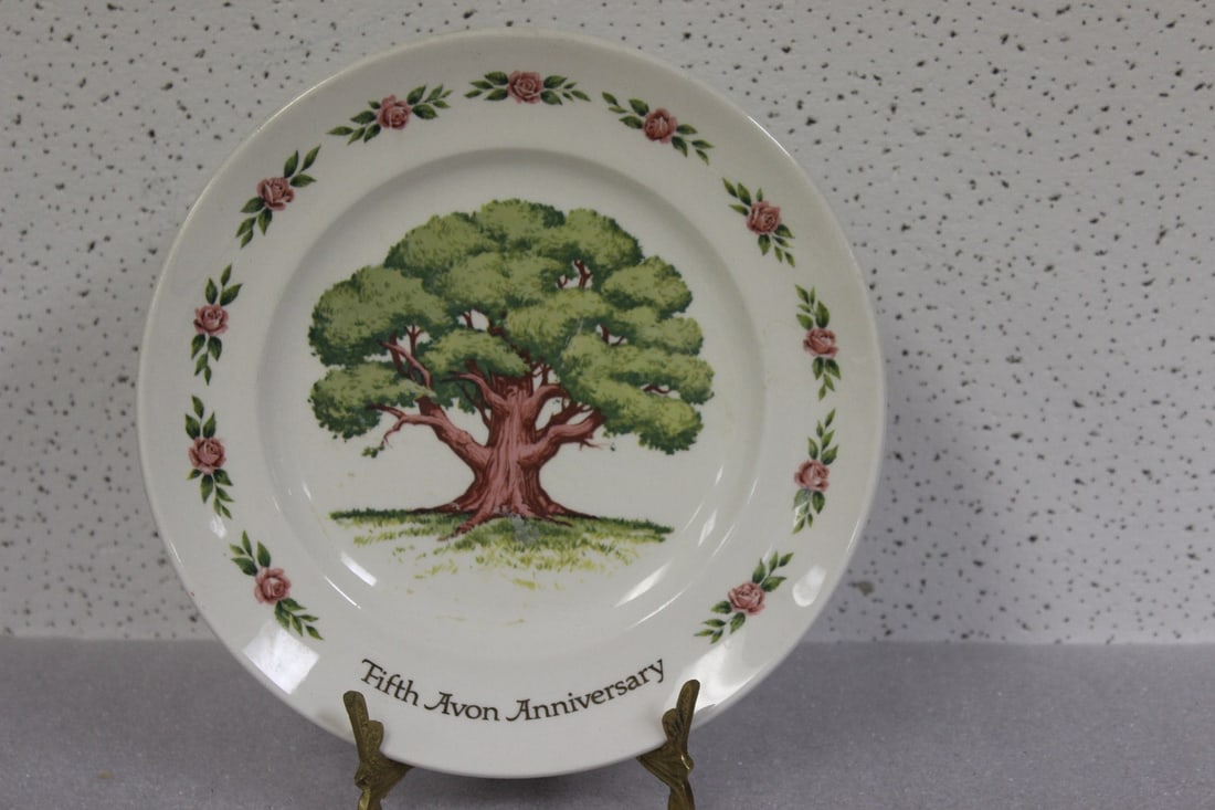 An Avon Collectors Plate: 8" in diameter