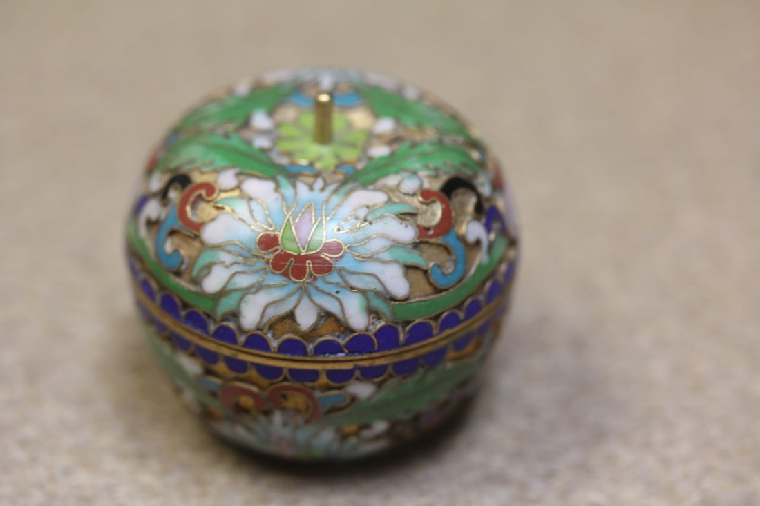 Apple Form vintage Cloisonne Trinket Box: 1 7/8" across