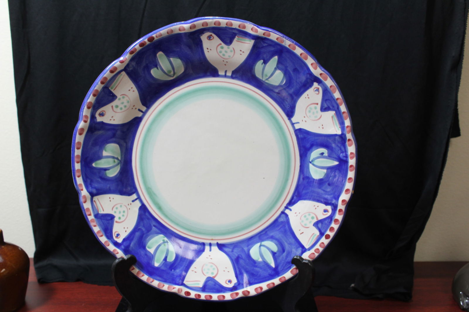 A Decorative Italian Ceramic Charger: 13 1/2" in diameter