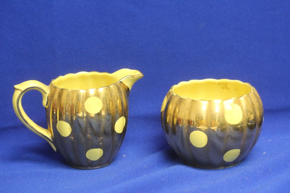 A Retro Gibsons Ceramic Cream and Sugar Container: taller= 3 3/4" tall