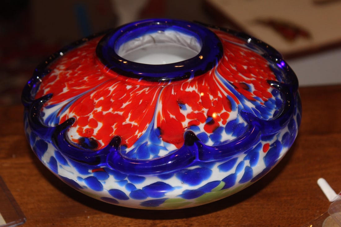 Beautiful Art Glass Bowl: 6 3/4" in diameter