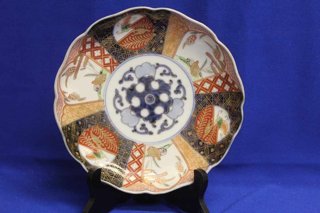An Antique Japanese Imari Plate: 8 3/8" in diameter