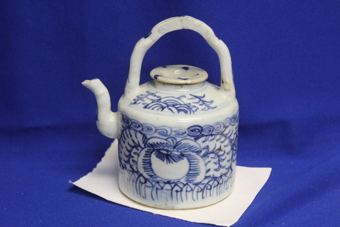 A Chinese Blue and White Teapot: 19th century - overall 6 inches tall