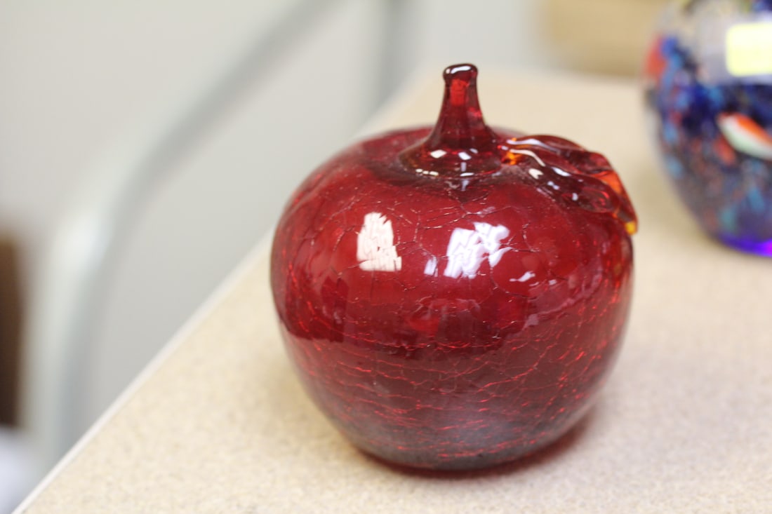 Art Glass Red Apple: 4" tall