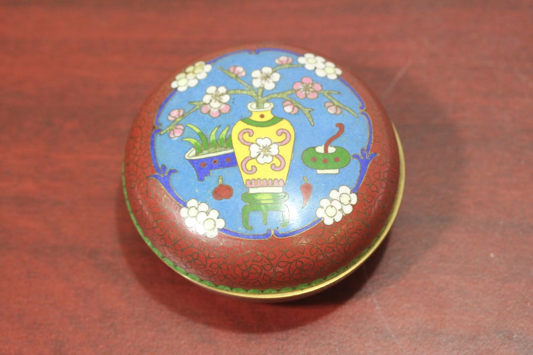 A Chinese Cloisonne Round Box: 3 3/4" in diameter