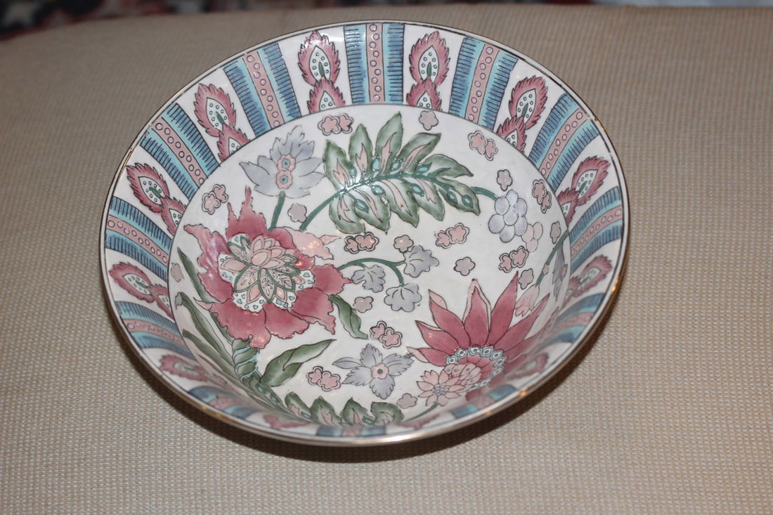 Large Chinese Decorative Center Bowl: 9 7/8" in diameter