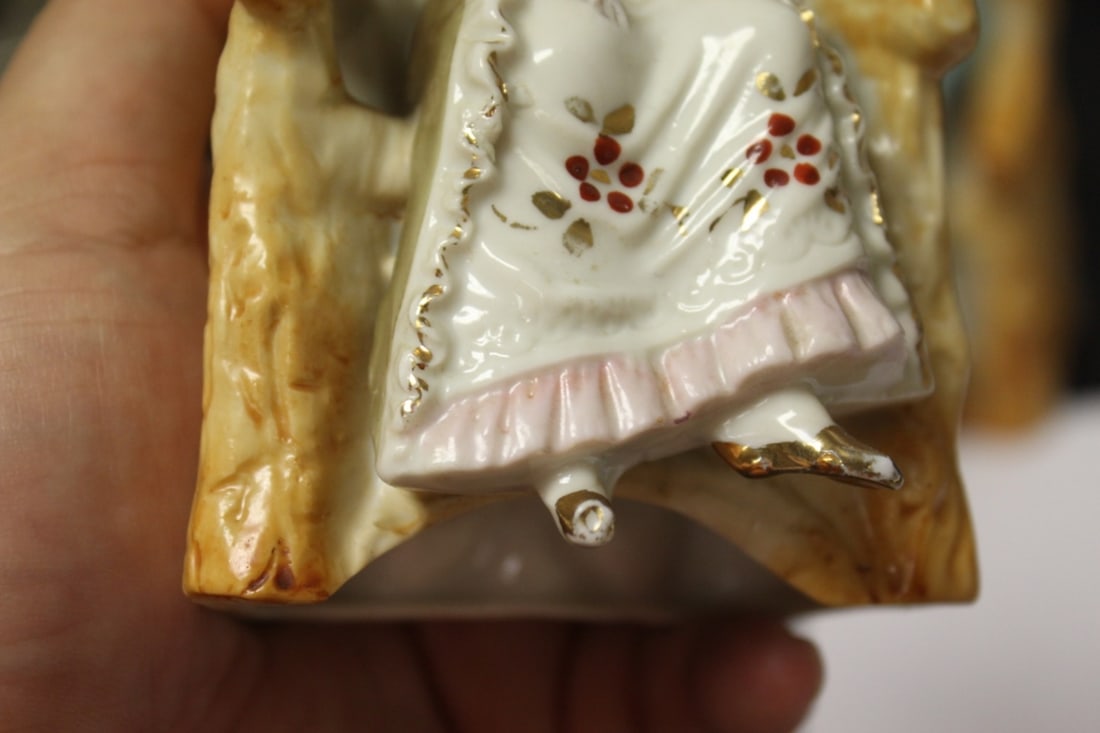 A Seated Ceramic Figure - 7