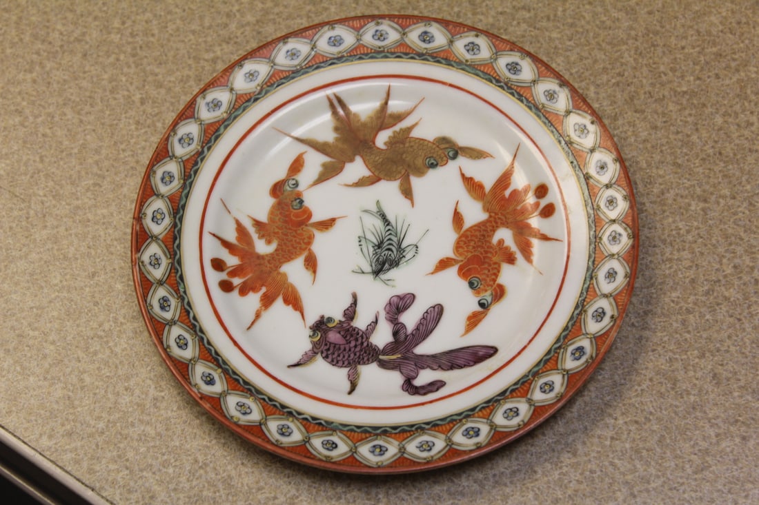 Vintage Chinese Fish Bread Plate: 6" in diameter