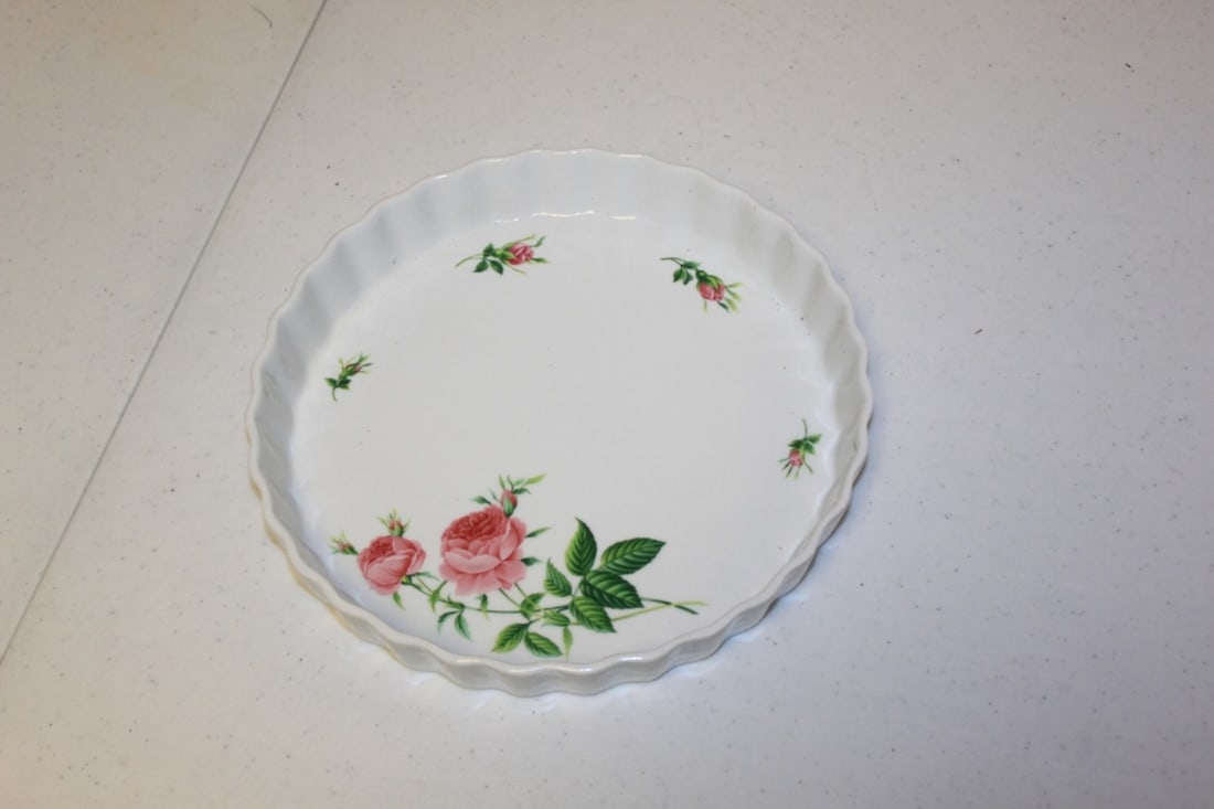Christineholm Rose Pattern Quiche: 9 5/8 inches in diameter